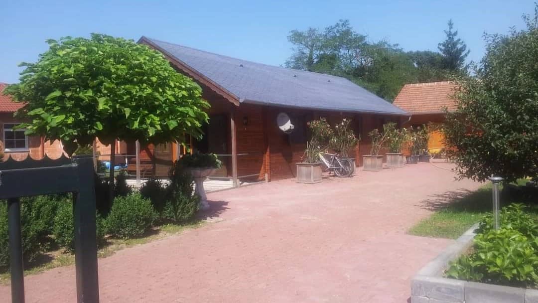 Huis kopen in Hongarije Kisfalud Woonhuis Houten Huis