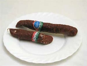 Kolbász worst eten in Hongarije